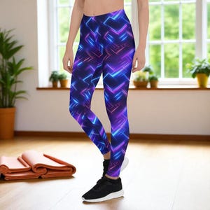 Puede incluir: Leggings con un patrón geométrico azul y morado. Los leggings presentan un diseño vibrante de líneas y formas de neón. Estos leggings de cintura alta están hechos de un material elástico y son adecuados para entrenamientos o uso diario.