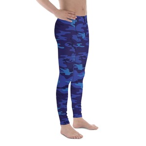 Könnte beinhalten: Lange Leggings mit einem blauen Tarnmuster in verschiedenen Schattierungen von Marineblau, Königsblau und Hellblau. Die Leggings haben eine eng anliegende Passform, einen hohen Bund und eine nahtlose Verarbeitung für einen glatten Look.