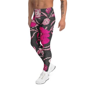 Può includere: Leggings neri con un motivo floreale rosa e bianco. I leggings hanno una vita alta e un design aderente. Il motivo floreale è una stampa audace e accattivante.