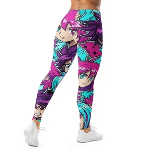 Może przedstawiać: Legginsy z powtarzającym się wzorem postaci w stylu anime. Legginsy mają turkusowe tło z różowymi i fioletowymi twarzami postaci z anime. Legginsy są dopasowane i sięgają do kostek.