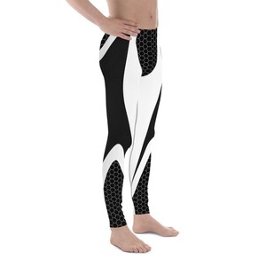 Könnte beinhalten: Schwarz-weiße Leggings mit geometrischem Design. Die Leggings zeigen eine Kombination aus Schwarz, Weiß und einem Wabenmuster. Das Design umfasst geschwungene weiße Streifen und schwarze Flächen.