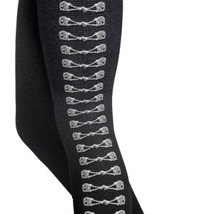 Puede incluir: Leggings negros con apariencia texturizada. Una línea vertical de elementos decorativos plateados recorre el lateral de la pierna. El diseño presenta una serie de formas enlazadas, incluyendo corazones y detalles florales.