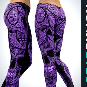 Peut inclure: Legging noir et violet avec un motif de crâne. Le legging présente un motif détaillé de formes tourbillonnantes et un motif de crâne. Le legging est moulant et fabriqué dans une matière extensible. Le design est répété sur les deux jambes.