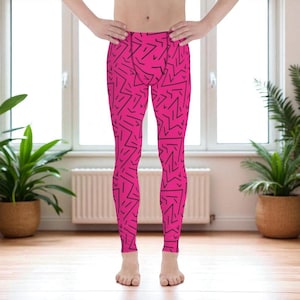 Könnte beinhalten: Helle pinkfarbene Leggings mit einem schwarzen geometrischen Muster. Die Leggings sind eng anliegend und bedecken die Beine. Das Muster besteht aus schwarzen Linien, die in einem sich wiederholenden, abstrakten Muster angeordnet sind. Die Leggings bestehen aus einem dehnbaren Material.