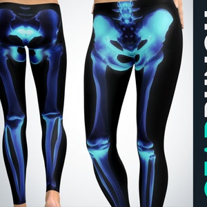 Peut inclure: Legging noir avec un imprimé radiographie bleu vif et lumineux représentant le bassin humain, les articulations de la hanche et les os des jambes. Le motif montre la structure squelettique de face et de dos. Le texte GEARBUNCH.COM est imprimé.