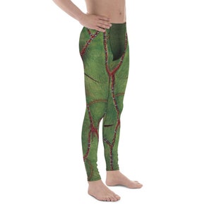 Könnte beinhalten: Grüne Leggings mit einem genähten Design, mit rotem Faden und einem strukturierten Aussehen. Die Leggings haben einen dunkelgrünen Bund und ein durchgehendes Design, geeignet für verschiedene Aktivitäten.
