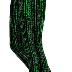 Op de afbeelding: Zwarte legging met een groen digitaal regenpatroon. De legging heeft een hoge taille en een nauwsluitend silhouet. Het groene code-achtige patroon bedekt het gehele oppervlak van de legging.