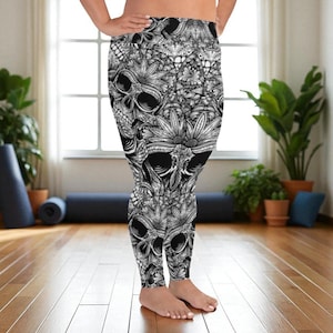 Peut inclure: Legging noir et blanc avec un motif répété de crânes et de motifs floraux. Le legging est moulant et couvre les jambes. Le motif présente des ombrages détaillés et des éléments floraux complexes, créant une esthétique gothique et artistique.