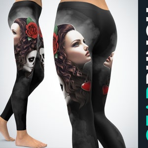 Peut inclure: Legging noir avec une impression graphique représentant une personne aux longs cheveux bruns ondulés, une rose rouge et un pendentif cœur rouge. Le motif inclut un visage de type crâne avec un maquillage sombre et des nuances gris fumé. Texte GEARBUNCH.COM.