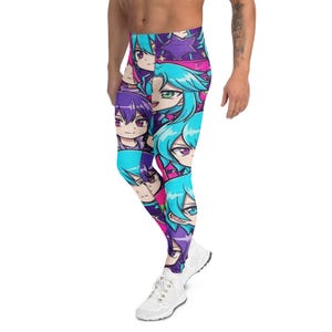 Może przedstawiać: Obcisłe legginsy z powtarzającym się wzorem twarzy postaci w stylu anime w odcieniach niebieskiego, fioletowego i różowego. Legginsy są wykonane z elastycznego materiału. Projekt zawiera gwiazdy i jasnoróżowe tło. Odważna deklaracja mody.