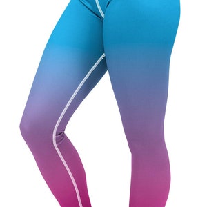 Puede incluir: Mallas degradadas de azul a rosa con costuras blancas. Las mallas son de cintura alta y ajustadas. La persona lleva zapatillas deportivas negras con suelas blancas.