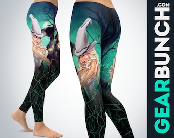 Puede incluir: Leggings con un estampado gráfico de un personaje rubio con un sombrero de bruja gris sobre un fondo de bosque oscuro con luna llena. El diseño incluye ramas de árbol de color verde azulado en la parte inferior y el texto GEARBUNCH.COM.