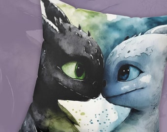 Oreiller carré en polyester filé édenté et Lightfury | Comment entraîner votre dragon Kids Party Nursery Aquarelle Anniversaire Anniversaire Cadeau Déco