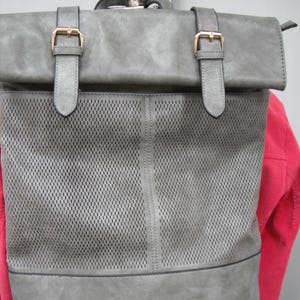 Bolso/mochila/cartera de piel vegana gris con mucho espacio de almacenamiento y cremalleras