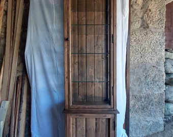 Houten en glazen wandrek, rustiek wandrek, wandrek in landhuisstijl, vitrine voor trofeeën of boekenkast