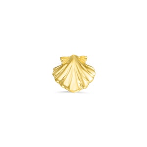 May include: A gold-coloured seashell charm pendant.
