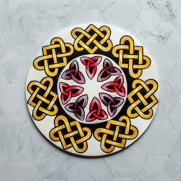 Decorative hot pad with Celtic knot design