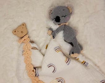 Soft swaddle blanket with crocheted koala, ideal for baby shower gifts, newborn photoshoots, baby room decoration...