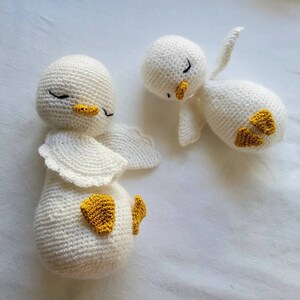 Canards   dormeurs crochetés  en laine très douce et  coton,  idéal pour seances photos de nouveau-né, cadeau, décoration chambre bébé ...