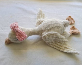 Crocheted goose in very soft wool (cashmere feel), ideal for newborn photo shoots, gifts, baby room decoration...