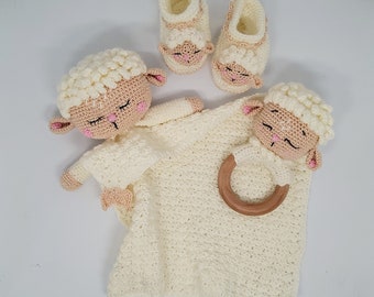 Fine crochet lamb set in mercerized cotton and acrylic yarn: cuddly toy, ring, and booties (0-3 months)
