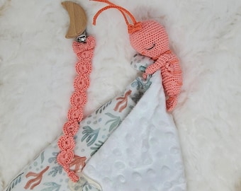 Soft swaddle blanket with crocheted shrimp, ideal for baby shower gifts, newborn photoshoots, baby room decoration...