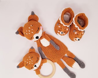 Fine crocheted fox set in mercerized cotton, including a cuddly toy, ring and booties (0-3 months), ideal as a baby shower gift, for baby photoshoots...