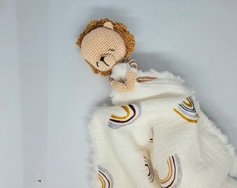 Soft swaddle blanket with crocheted lion, ideal for baby shower gifts, newborn photoshoots, baby room decoration...