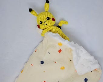 Soft swaddle blanket with crocheted PIKACHU, ideal for baby shower gifts, newborn photoshoots, baby room decoration...