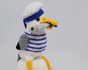 Seagull with fish crocheted in mercerized cotton, ideal for a child or adult gift