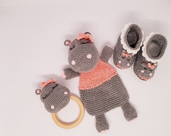 Very fine crocheted hippopotamus set in mercerized cotton, comforter, ring and slippers 0-3 months, ideal birth gift, baby shoot ...