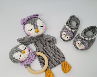 Fine crocheted penguin set in mercerized cotton, including a cuddly toy, ring and booties (0-3 months), ideal as a baby shower gift, for baby photoshoots...