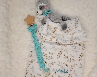 Soft swaddle blanket with crocheted raccoon, ideal for baby shower gifts, newborn photoshoots, baby room decoration...