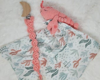 Soft swaddle blanket with crocheted lobster, ideal for baby shower gifts, newborn photoshoots, baby room decoration...