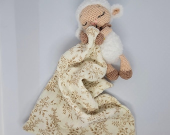 Soft swaddle blanket with crocheted lamb, ideal for baby shower gifts, newborn photoshoots, baby room decoration...