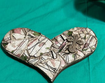 Corazón de madera y vidrio de mosaico de 9 pulgadas para decoración de pared, hecho a mano. Corazón con cruz.
