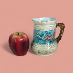Pichet/Cruche fleurie antique en majolique