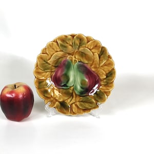 Plato alemán antiguo de mayólica con decoración de frutas de pera