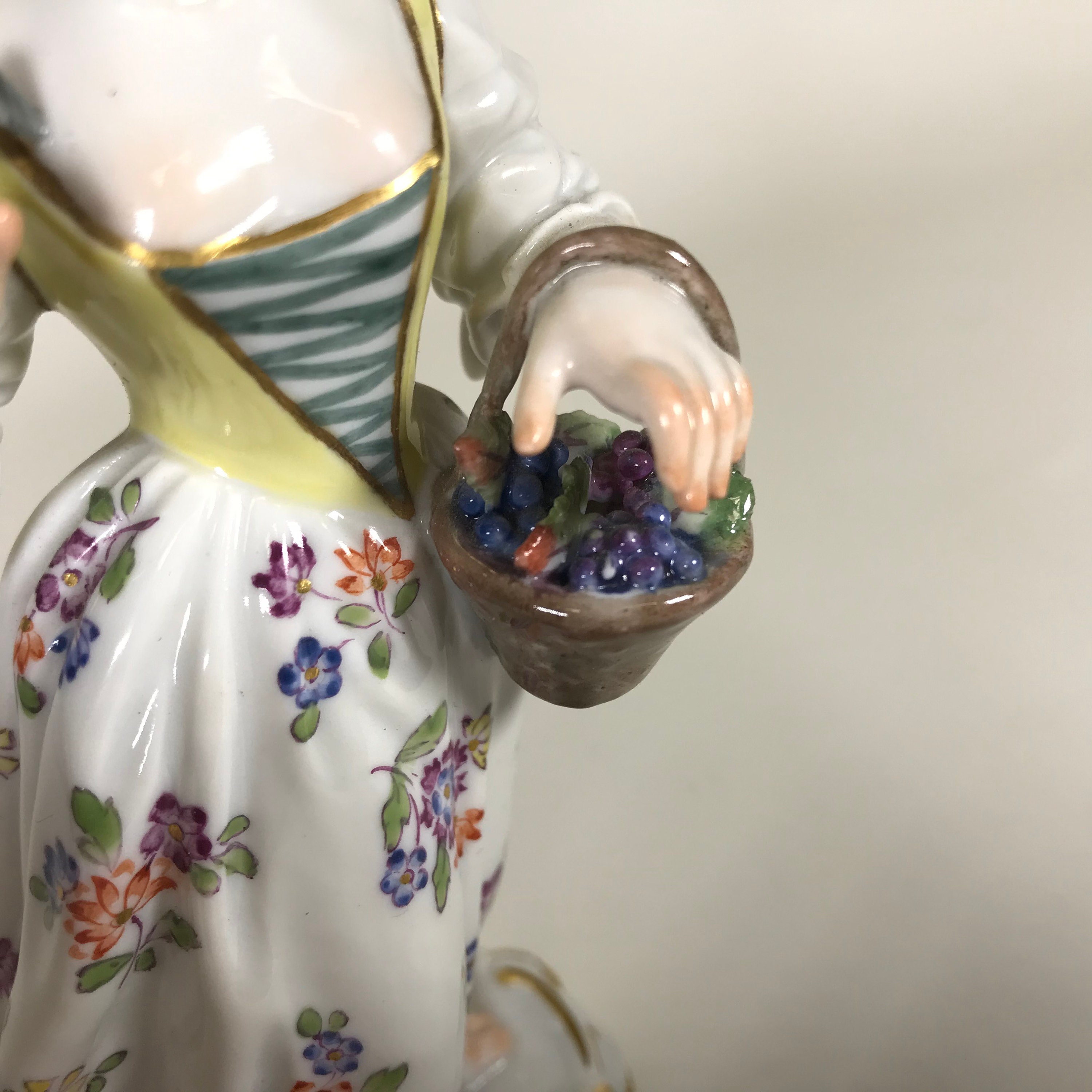 マイセン磁器 ブドウ籠と鎌を持つ少女 - Etsy 日本