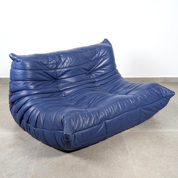 Sofá de dois lugares Togo, de Michel Ducaroy, em couro azul, Ligne Roset, França, década de 1980.