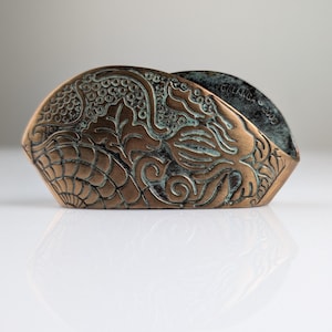 Soporte de Tarjetas en Bronce con Diseño de Antoni Gaudí