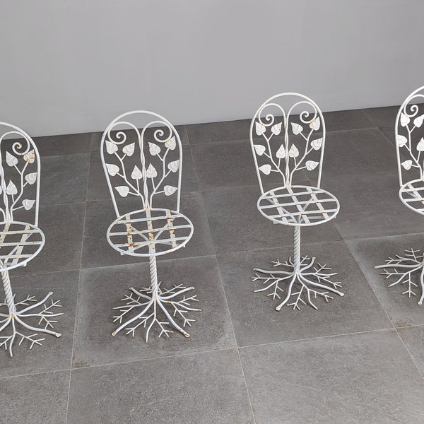 Ensemble de cinq chaises de jardin sculpturales en fer forgé à décor d'arbres 1950