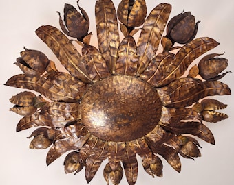 Große sonnenförmige Deckenleuchte aus der Mitte des 20. Jahrhunderts, goldfarbenes Metall mit floralem Motiv, 1950er Jahre