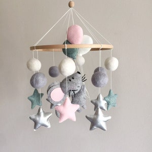 Maus Baby mobile Neutrales Kinderzimmer Baby Mädchen Neugeborenes Geschenk Baby Maus Fliegende Maus mit Luftballons Kinderbett Bild 1