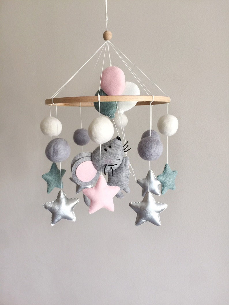 Maus Baby mobile Neutrales Kinderzimmer Baby Mädchen Neugeborenes Geschenk Baby Maus Fliegende Maus mit Luftballons Kinderbett Bild 1