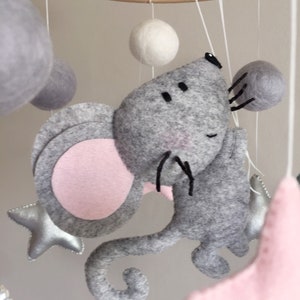 Maus Baby mobile Neutrales Kinderzimmer Baby Mädchen Neugeborenes Geschenk Baby Maus Fliegende Maus mit Luftballons Kinderbett Bild 2