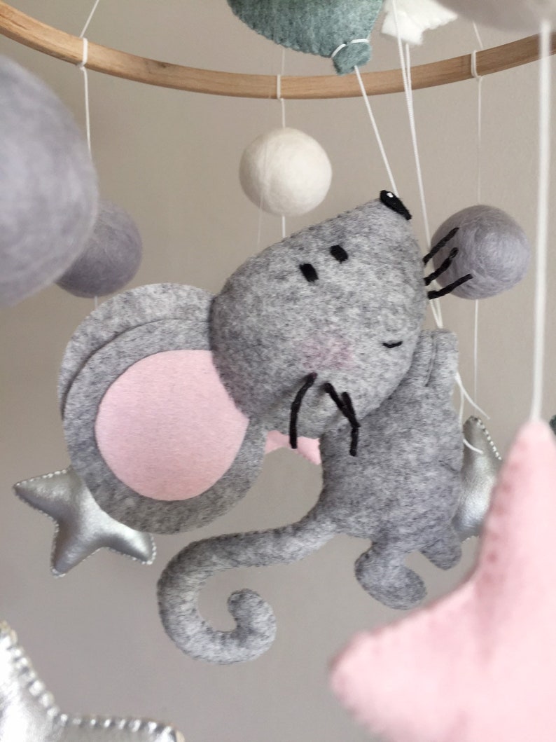 Maus Baby mobile Neutrales Kinderzimmer Baby Mädchen Neugeborenes Geschenk Baby Maus Fliegende Maus mit Luftballons Kinderbett Bild 2