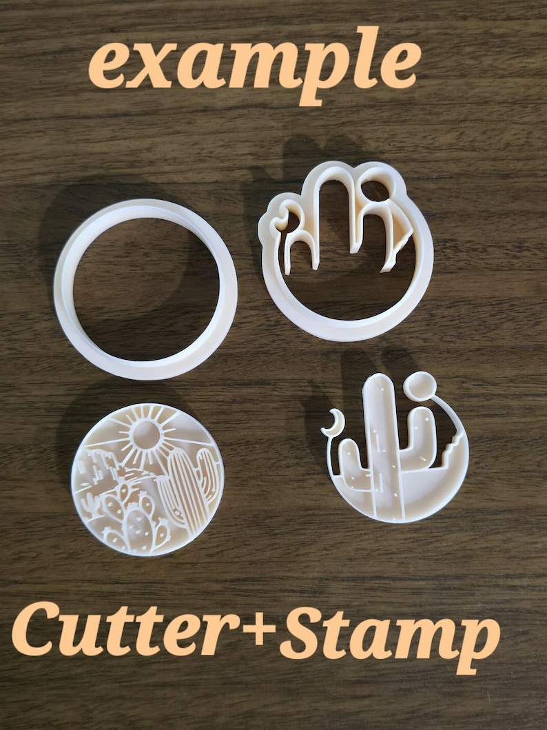 Op de afbeelding: Een set witte plastic kleisnijders en stempels. E&eacute;n ronde snijder, &eacute;&eacute;n ronde stempel met een woestijnlandschap met zon en cactussen, en twee ronde stempels met woestijn-thema contouren inclusief cactussen en een maansikkel.