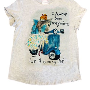 T-shirt fille Vespa peint à la main - Conception de citation de voyage - T-shirt d'art unique