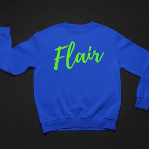 K&ouml;nnte beinhalten: Ein k&ouml;nigsblauer Pullover mit dem Wort "Flair" in leuchtendem Gr&uuml;n.
